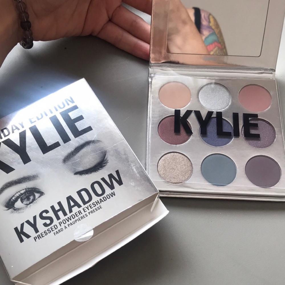 Kylie Jenner 2016 holiday palette!💖 - Picture 3 of 6